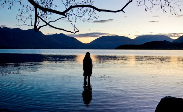 在南新西兰群山间拍摄的迷你剧《迷湖之巅》。