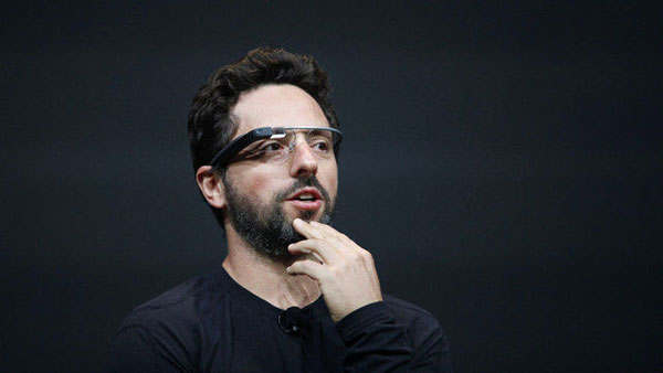 谷歌联合创始人谢尔盖·布林，在访谈节目中佩戴Google Glass的原型