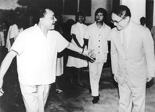 1981年，时任中共中央副主席的邓小平在人民大会堂会见金庸。(资料照片) 