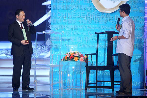 2010年，南方周末“中国梦践行者”盛典上，白岩松提问王克勤