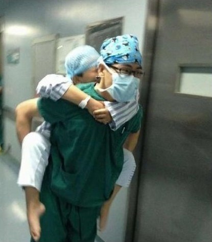 由于病人较多，麻醉医生直接把病人背起送回病房