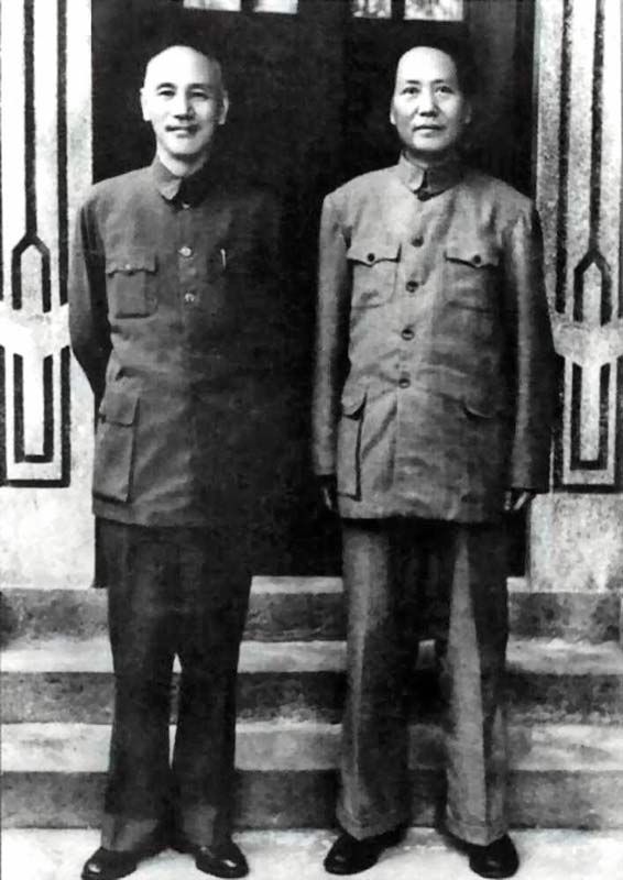 上图为蒋介石和毛泽东于重庆进行和平谈判时的合影