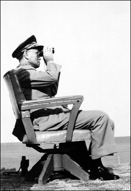 1967年，時年80岁的蒋介石坐在海边，手执望远镜，遥望大陆