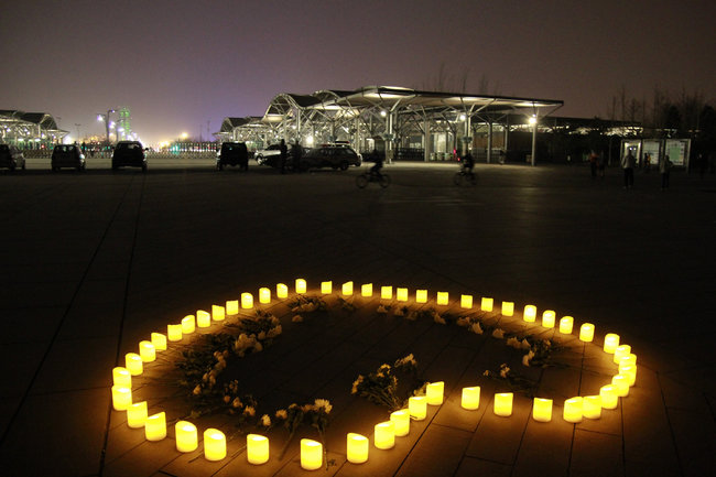 周二，北京奥林匹克森林公园点起了悼念波士顿爆炸案遇难者的烛光。