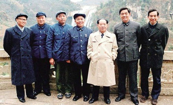 1986年2月5日，胡耀邦总书记(右三)到贵州考察，与时任贵州省委书记胡锦涛(右二)、中央办公厅副主任温家宝(右一)等同志在黄果树大瀑布前合影。