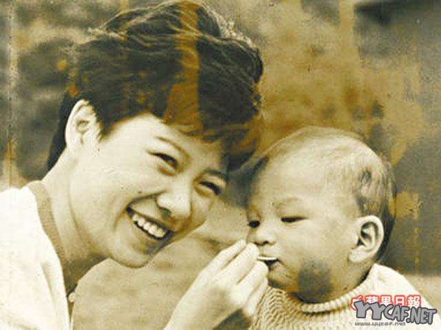 这帧老照片，是蔡边村在香港翻箱倒柜后找到与亲母亦舒唯一的合照。