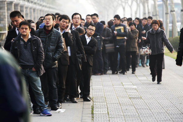 3月5日，新“国五条”实施之前，大批需要进行房产交易的居民在上海浦东房产交易中心外排起长队等待办理手续