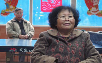 图解:母亲跟父亲同乡,都姓余。母亲也属猴,2004猴年春节,父母来广州过年,在天河体育中心的乒乓球室看我们打球。一切都那么巧,于是我按下了快门。
