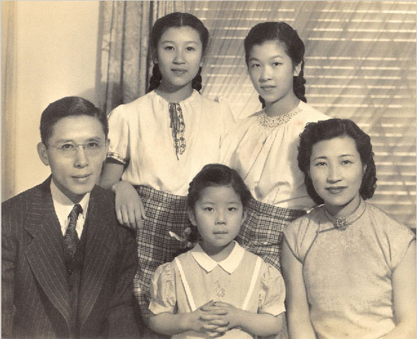 1946年6月在美国加州帕萨迪那市全家合影。后排左一大女儿周如枚、右一二女儿周如雁，前排中为三女儿周如玲 小女儿周如苹还未出世