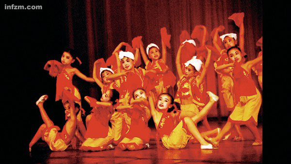 克拉玛依第八小学在火灾发生前几分钟表演的舞蹈节目《春暖童心》，照片上的孩子除了一个烧伤外，其余全部遇难。在纪录片《克拉玛依》中，一位孩子的母亲向拍摄者展示了这张保存多年的照片。<br /><p class=