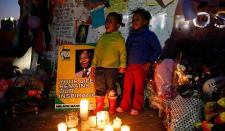 当地时间2013年7月17日，民众在南非前总统曼德拉治疗的医院外为其唱生日歌祝福，曼德拉7月18日迎来95岁生日