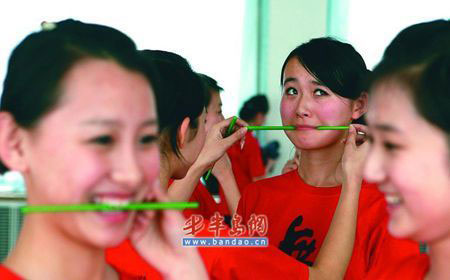 中国人的微笑是怎么练出来的