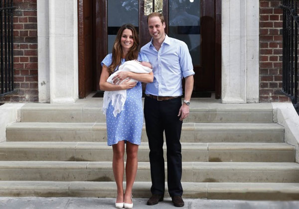 7月23日，威廉王子（右）和怀抱小王子的凯特王妃在英国伦敦圣玛丽医院门前亮相。