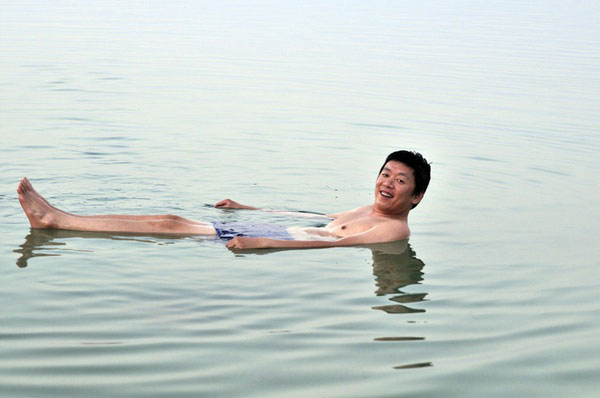 这是我拍的你们家老狼在死海上练腹肌。