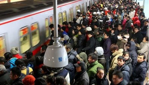北京这个城市太多人，地面永远在堵，地下常常挤到让人没形象没尊严，通勤时间动辄三四个小时。