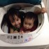 网友试验：洗衣机能放进两个孩子，而且可以盖上盖。一个2岁，一个4岁。