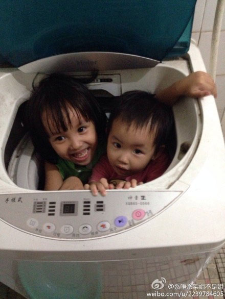 网友试验：洗衣机能放进两个孩子，而且可以盖上盖。一个2岁，一个4岁。