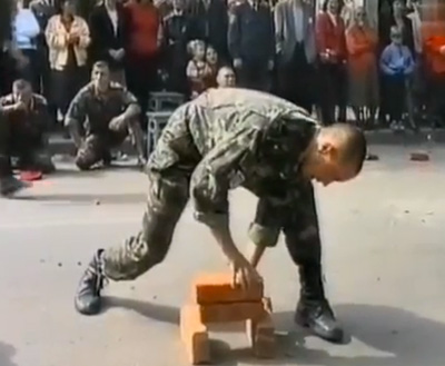 视频：国外特种部队徒手劈砖，实在看不下去了……