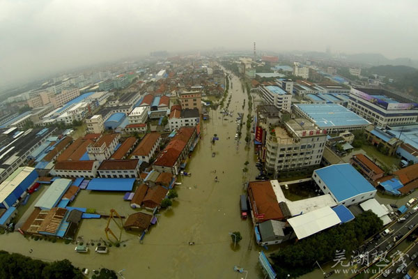 浙江余姚水灾航拍。全城70%被淹，降雨量相当于68个西湖