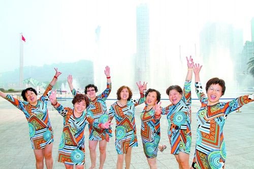南滨路烟雨公园,7个姊妹伙又穿上相同的衣服,一起耍一起疯。