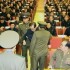 朝鲜中央电视台9日下午报道劳动党中央政治局扩大会议的消息时，播出张成泽在会场上被两名军人从座位上直接架走的画面。按照韩联社的说法，朝鲜公开高级官员被当众逮捕的画面极为罕见，是自上世纪70年代以来第一次。