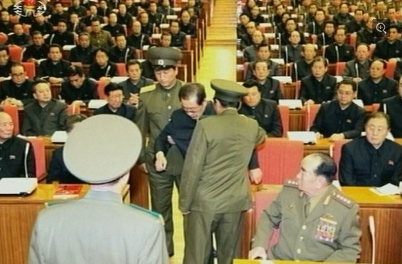 朝鲜中央电视台9日下午报道劳动党中央政治局扩大会议的消息时，播出张成泽在会场上被两名军人从座位上直接架走的画面。照韩联社的说法，朝鲜公开高级官员被当众逮捕的画面极为罕见，是自上世纪70年代以来第一次。