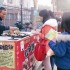 刘卫东(左)在湘潭大学开的这个卖红豆饼的小摊很受师生欢迎