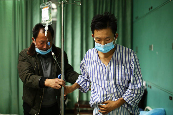2013年12月28日，安徽合肥，郜洪辉进行肾移植手术后恢复良好，术后十天已能正常行走和饮食。郜传友在医院照顾儿子。