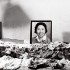 卞仲耘遗像及遇害时所穿衣服。王晶尧摄于1966年8月6日（卞遇害第二日）。