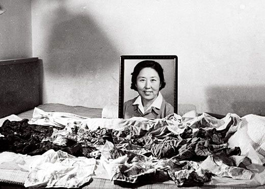 卞仲耘遗像及遇害时所穿衣服。王晶尧摄于1966年8月6日（卞遇害第二日）。