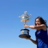 李娜海滩展示澳网冠军奖杯 一袭蓝裙长发飘逸