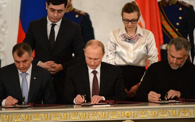 当地时间2014年3月18日，俄罗斯莫斯科，俄罗斯总统普京与克里米亚、塞瓦斯托波尔市领导人签署了克里米亚成为俄罗斯一部分的条约。