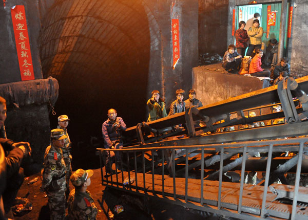 河南伊川“3·31”矿难救援现场，不许记者拍摄