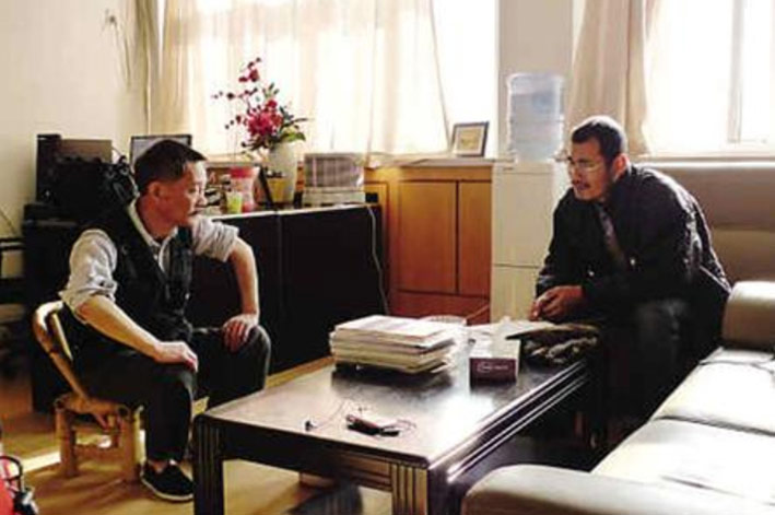 李小文（左）曾面试一位在北京海淀一处农贸市场摆摊的美国密歇根大学博士后孙爱武（右）