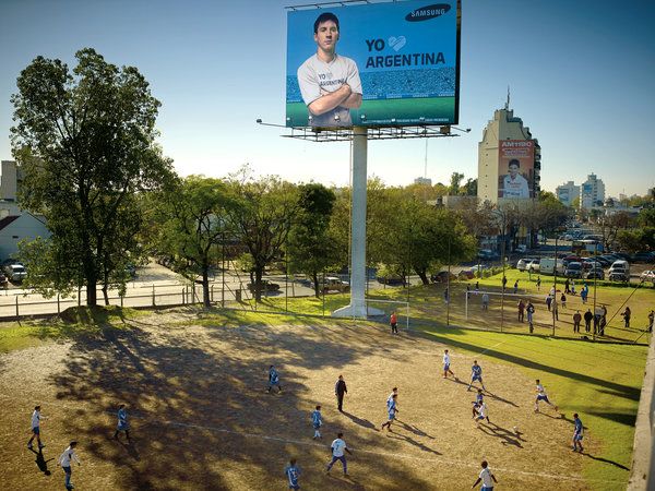 梅西的形象高悬在布宜诺斯艾利斯市利涅斯区的一片球场上。