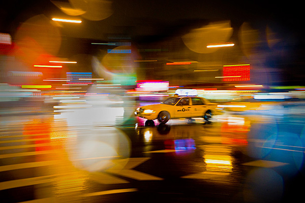 雨夜出租车：一个满嘴鬼话的司机
