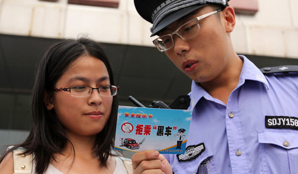 2014年08月27日，济南火车站发生女大学生搭黑车被囚事件后，在济南长途汽车站南区，公安人员为出站的大学生发放拒乘“黑车”安全提示卡, 提醒大学生不要上当受骗。