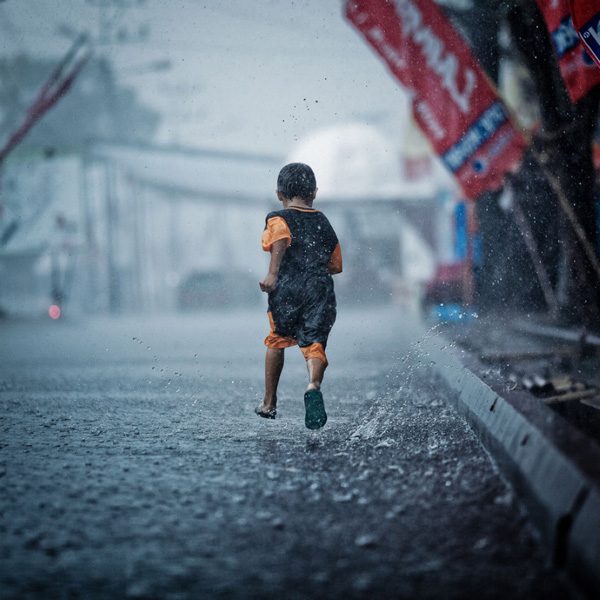 在雨中奔跑-作者-Rifat-Attamimi