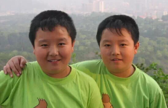 上图为曾是170斤学习平平的小胖墩的兄弟俩。